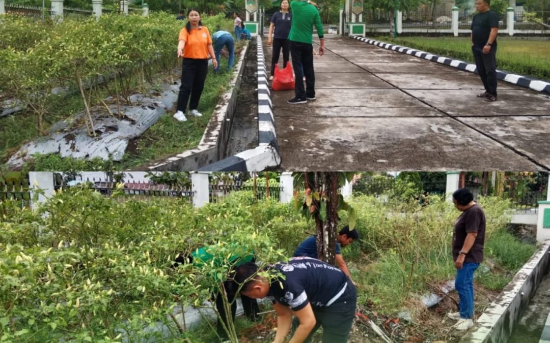 Gotong Royong ASN Dinas Pertanian di Lingkungan Kantor